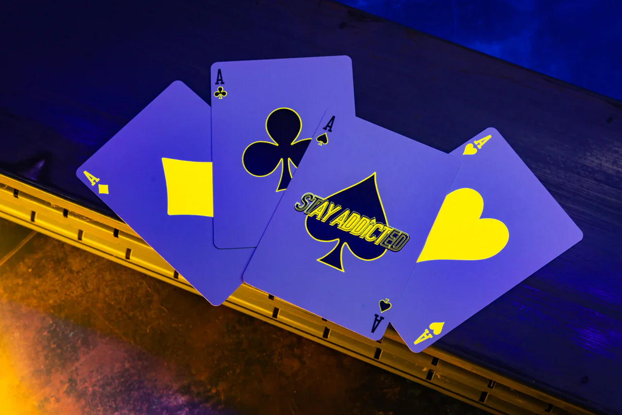 Bicycle Neon Yellow-Starburst Playing Cards Uv-Glow Deck - Image 4